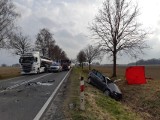 Tragiczny wypadek na DK25. Nie żyje młody kierowca, pasażerka w szpitalu