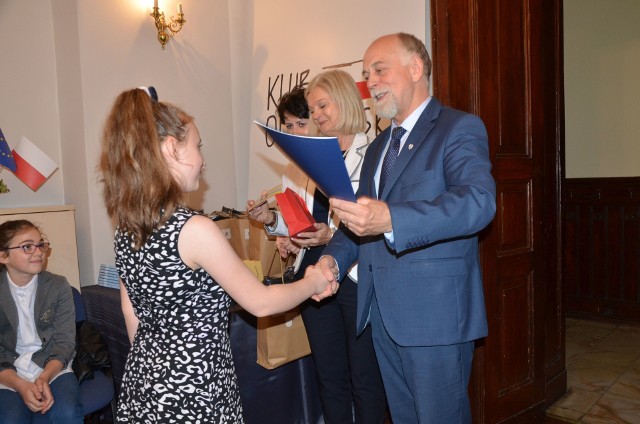 Wręczenie nagród uczestnikom etapu okręgowego konkursu "Listy do Taty" odbyło się w biurze senatora Piotra Florka