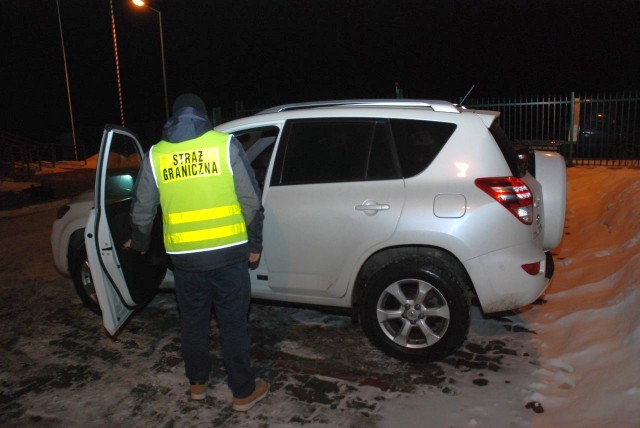 Straż graniczna w Nowince zatrzymała kierowcę, który na lawecie przewoził kradzione auto. Toyota jest warta ok. 60. tys.