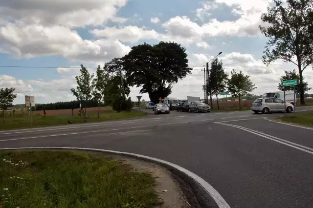 W sobotę (18 sierpnia) przed południem na skrzyżowaniu z drogą prowadzącą do miejscowości Strzelinko, kierujący osobowym BMW, wjechał w tył dostawczego VW, ten natomiast w stojącą Dacię. Żaden z kierowców nie ucierpiał.
