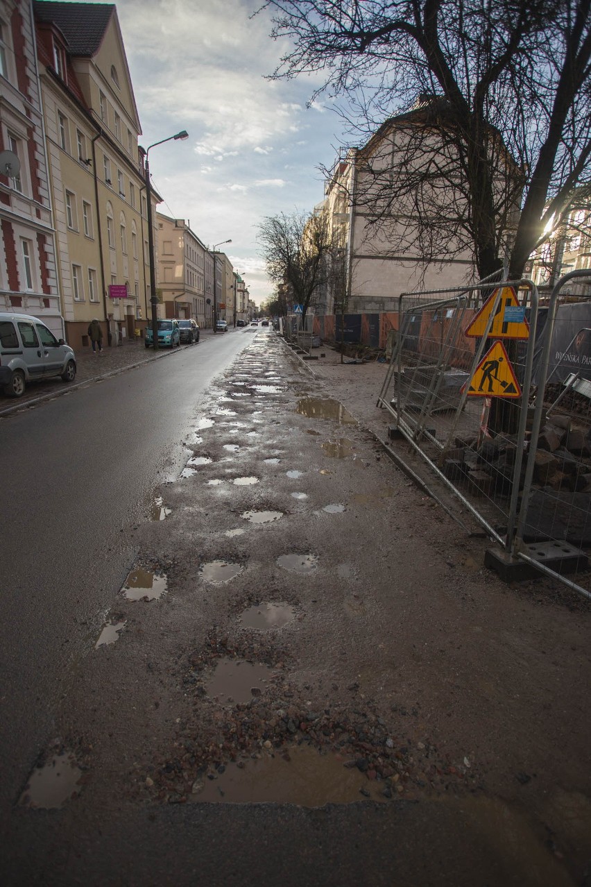 Kto naprawi ulicę Mickiewicza w Słupsku? Jezdnia obok inwestycji deweloperskiej pozostaje zniszczona