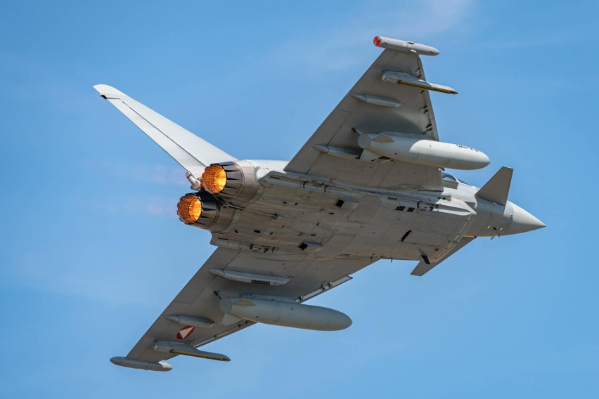 Eurofighter Typhoon jest bardzo lekką konstrukcją zbudowaną...