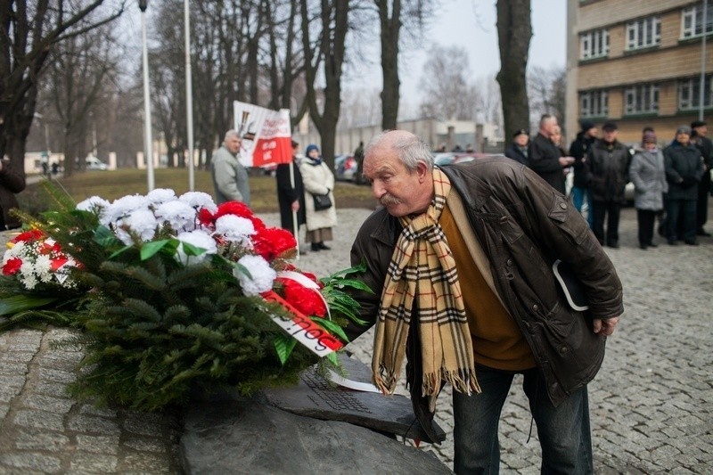 Pamięć o żołnierzach wyklętych. Kwiaty pod pomnikiem Ofiar Komunizmu