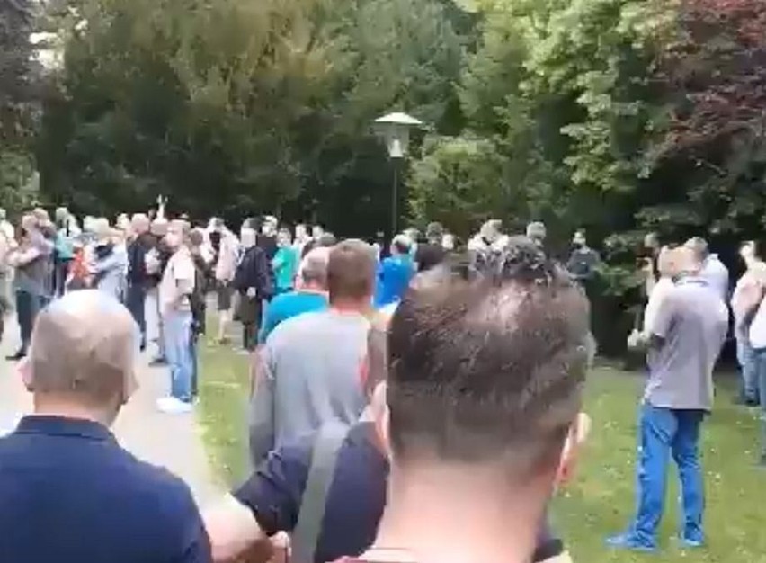Mieszkańcy Podtatrza wśród protestujących pod ambasadą RP w Wiedniu. Domagają się zwolnienia z kwarantanny
