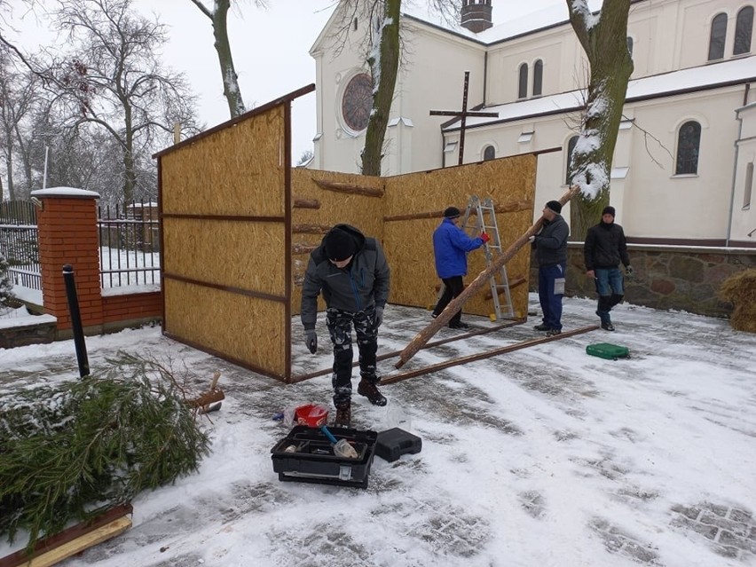 Szopka w Goworowie ustawiona z pomocą strażaków z OSP Lipianka 6.12.2021. Zdjęcia