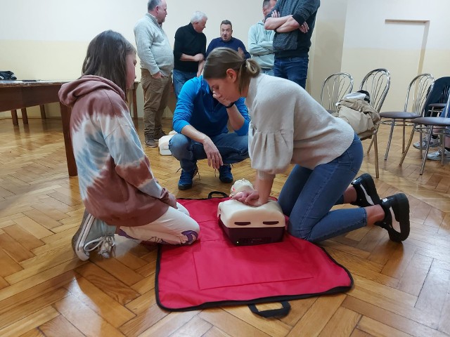 Szkolenia z udzielania pierwszej pomocy i użycia defibrylatora AED w Słomnikach
