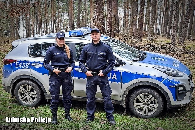 Sierżant sztabowy Marek Warchoł i sierżant Ewelina Dynkwald pomogli w odnalezieniu zaginionego