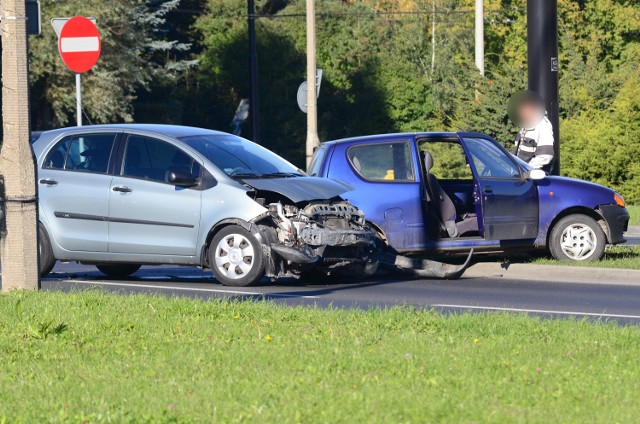 Zderzenie toyoty i fiata na skrzyżowaniu ul. Diamentowej i Wrotkowskiej