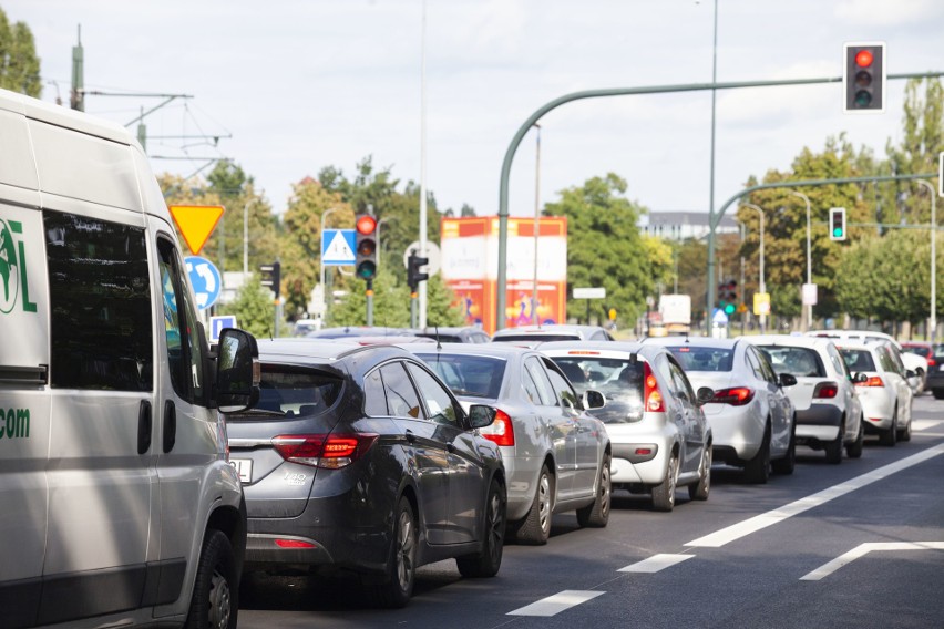 Kraków stanął w gigantycznych korkach. Powód? Początek roku szkolnego i opady deszczu