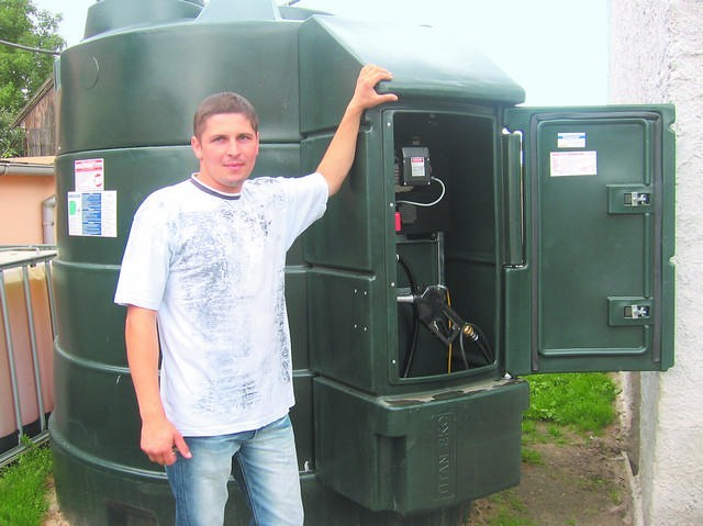 Marcin Wasiniewski dba o bezpieczeństwo w gospodarstwie, dlatego niedawno kupił dwupłaszczyznowy zbiornik do przechowywania paliwa. Gdyby doszło do wycieku, system komputerowy powiadomi go o tym natychmiast.