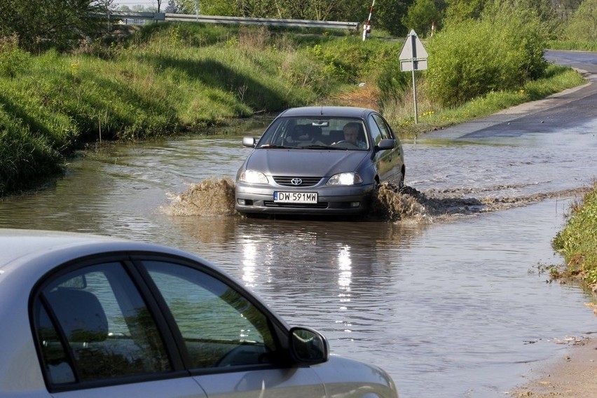 Wrocław: Zalewa drogę. Kierowcy muszą uważać (ZDJĘCIA)