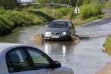 Wrocław: Zalewa drogę. Kierowcy muszą uważać (ZDJĘCIA)