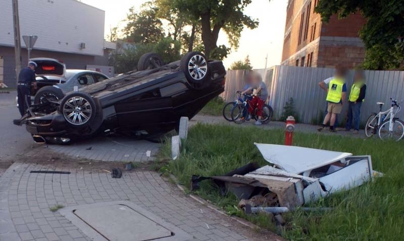 Wypadek na rondzie: Dachowanie BMW. ranna 19-latka w szpitalu (zdjęcia)