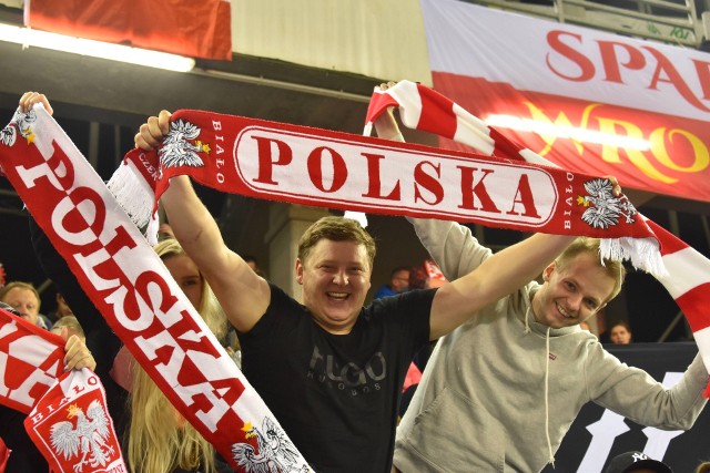 Motoarena wreszcie się wypełniła - o ile w piątek na trybunach było sporo wolnych miejsc, o tyle sobotni turniej o Grand Prix Polski w Toruniu był prawdziwym świętem fanów żużla. Kibice dopingowali naszych zawodników ubrani w biało-czerwone koszulki, w szalikach i z flagami. W naszej galerii mamy bardzo dużo zdjęć z trybun. Byłeś na Grand Prix? Spróbuj się odnaleźć na zdjęciu! ->>>Czytaj również:Artiom Łaguta świętował z rodziną! Wzruszające zdjęcia mistrza świata z najbliższymiMonster Energy Girls zachwyciły kibiców! Mamy zdjęcia podprowadzających!Bartosz Zmarzlik prywatnie. Wicemistrz świata ma dom z ogromnym ogrodem