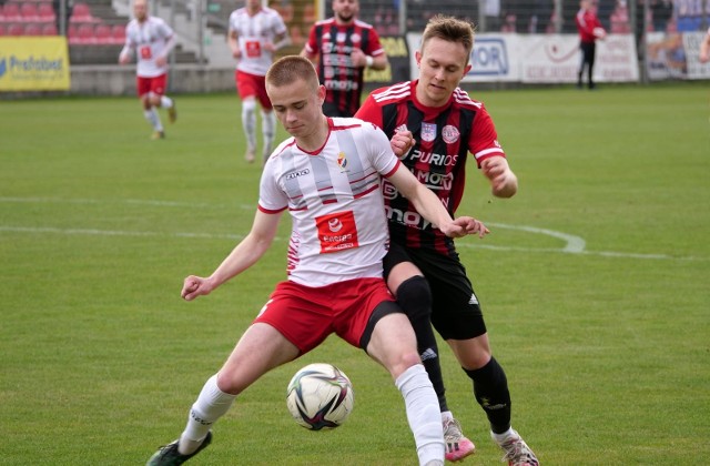 Gryf Słupsk (białe koszulki) wygrał w Bytowie 2:1