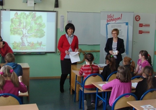 Jolanta Strojna, rzecznik Urzędu Kontroli Skarbowej w Kielcach i Jagoda Wójcicka, rzecznikiem Urzędu Skarbowego w Starachowicach przeprowadziły lekcję edukacyjną w zakresie podatków.