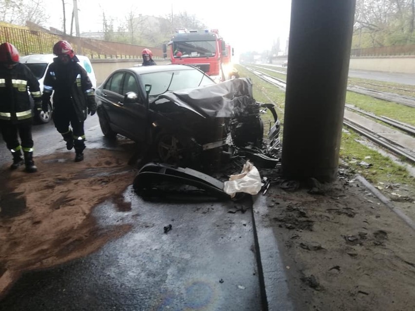Wypadek na ul. Rzgowskiej. Samochód uderzył w betonowy filar wiaduktu. Utrudnienia w ruchu
