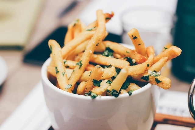 Każdy lubi frytki i nie ma znaczenia czy kupujemy je w popularnym fast foodzie czy mrożone w sklepie - zawsze są pyszne! Niestety mamy złe wieści dla fanów frytek. Nie od dziś wiadomo, że ten przysmak do najzdrowszych nie należy, jednak opinia profesora z Uniwersytetu Harvarda może zadziwić. Sprawdź >>Flesz - wypadki drogowe. Jak udzielić pierwszej pomocy?