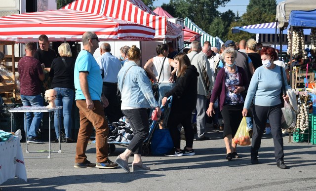 Ładna słoneczna pogoda w sobotni ranek sprawiła, że na miejskim targu w Warce było sporo handlujących i kupujących. Można było kupić wszystko, warzywa, owoce, buty, koszule, garnitury, kosiarki a także... węgiel na zimę. Zobacz zdjęcia!