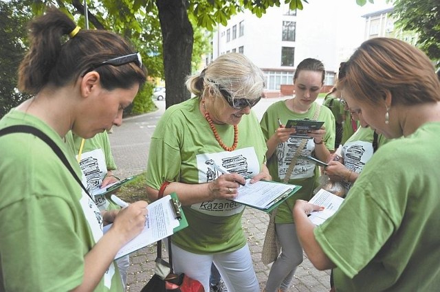 Scenariusz gry miejskiej z Wiesławem Kazaneckim i innymi literatami w roli głównej został fantastycznie i bardzo inteligentnie przemyślany - podkreśla Maria Szulga (na zdjęciu w środku). - To nie tylko mądra zabawa, ale także świetna rozrywka na świeżym powietrzu. 