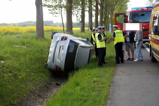 W czwartek po godzinie 18. na trasie Słupsk-Ustka doszło do kolizji. Auto wjechało do rowu. Kierujący osobowym mercedesem jadąc w kierunku Ustki kilkaset metrów za miejscowością Bydlino wjechał do przydrożnego rowu, uderzył w drzewo i przewrócił się na lewy bok. 