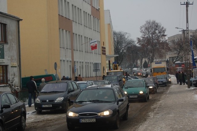 Wczorajszy korek na Pocztowej sięgał aż do Warszawskiej.