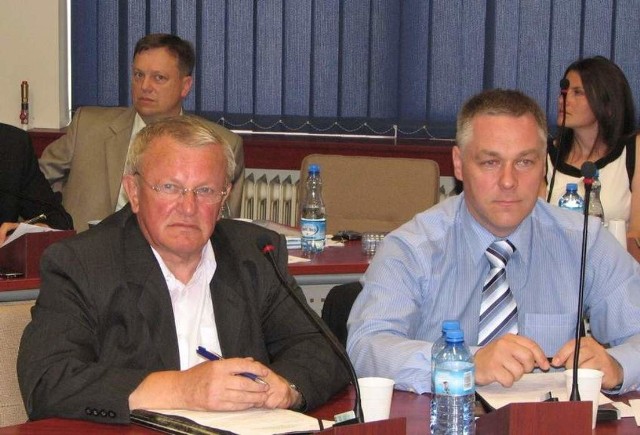 Od pół roku Robert Grochowski (z prawej)  nie zjawia się na sesjach. W takiej sytuacji powinien złożyć mandat radnego. Obok niezwykle aktywny Kazimierz Drogowski.