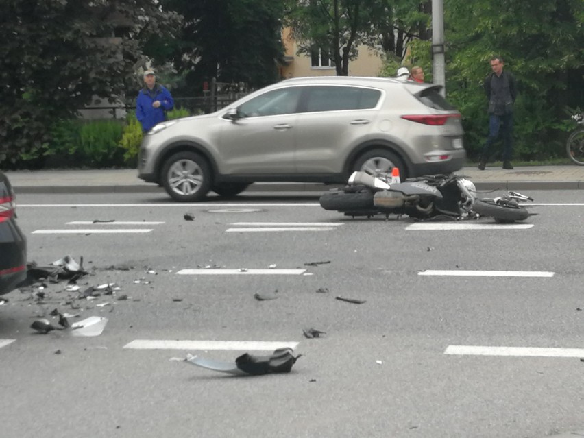 Groźnie wyglądający wypadek na ul. Dąbrowskiego w Rzeszowie. Ranny motocyklista [ZDJĘCIA INTERNAUTY]