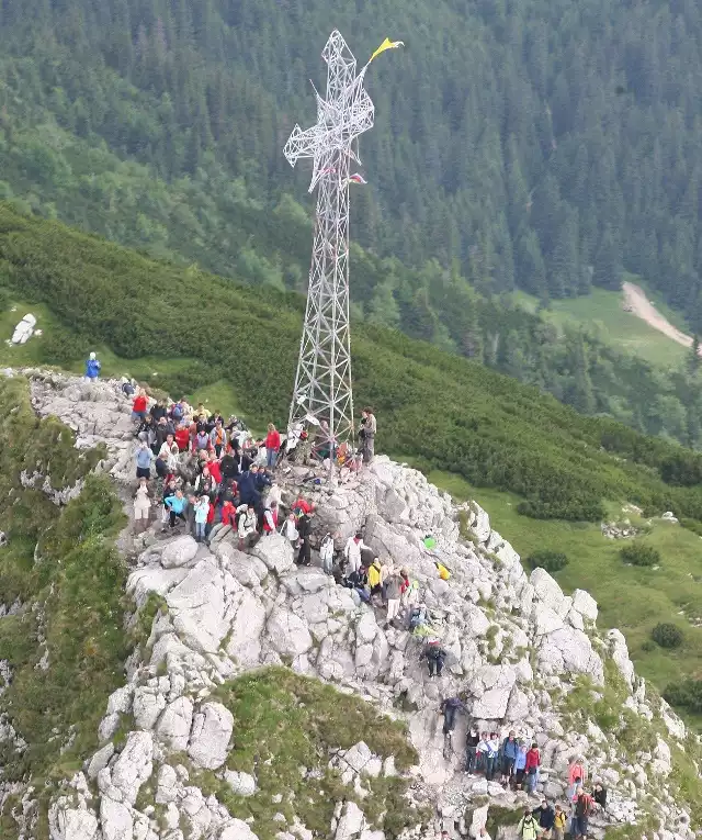 Zdaniem górali z Zakopanego, do reklamówki musi wrócić krzyż na Giewoncie. - Bo ta góra kojarzy się tylko z nim - uważają