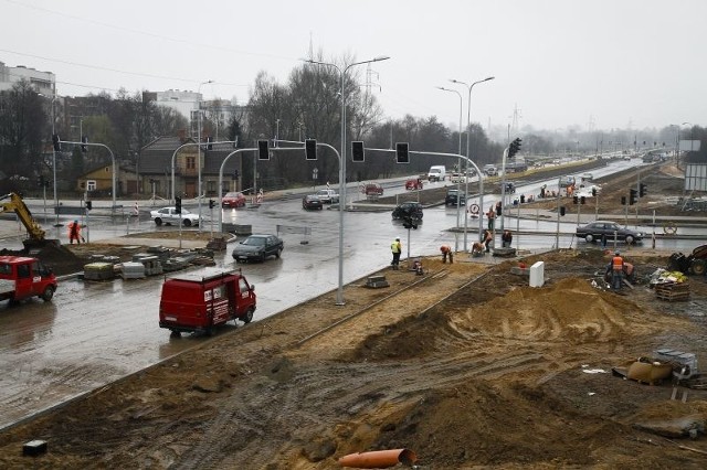 W poniedziałek drogowcy intensywnie pracowali na skrzyżowaniu u zbiegu Piastowskiej, Piasta i Towarowej. Od wtorku kierowcy mają tędy jeździć już bez przeszkód.