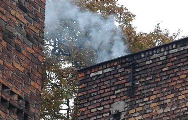 Dym ze spalonych opon jest częstym widokiem w Toruniu
