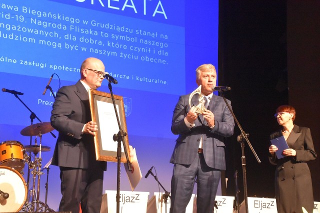 Statuetkę Grudziądzkiego Flisaka przyznaną szpitalowi odebrał jego dyrektor Maciej Hoppe. Wręczył: Maciej Glamowski, prezydent Grudziądza