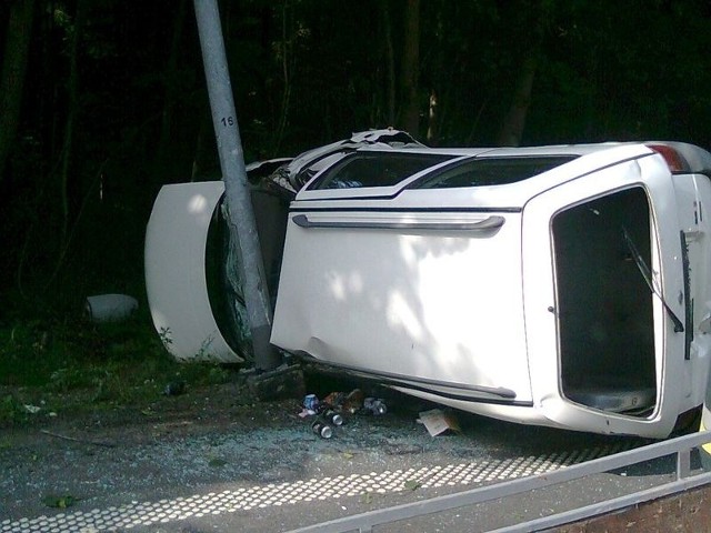 Po godzinie 16 w Reblinie doszło do wypadku. Nissan z przyczepką jadący w stronę Sławna uderzył w latarnię. Kierowca nagle zahamował w wyniku czego stracił panowanie nad kierownicą.