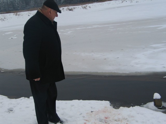 Stanisław Czechura z bólem serca podchodzi na brzeg stawów i pokazuje ślady krwi, świadczące o tym, że wydry zjadają świeży narybek, jaki wpuścił do stawu po Bożym Narodzeniu.