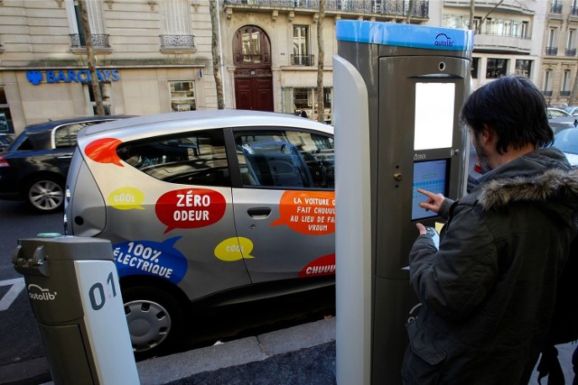 Tak wyglądają miejskie wypożyczalnie aut elektrycznych w Paryżu