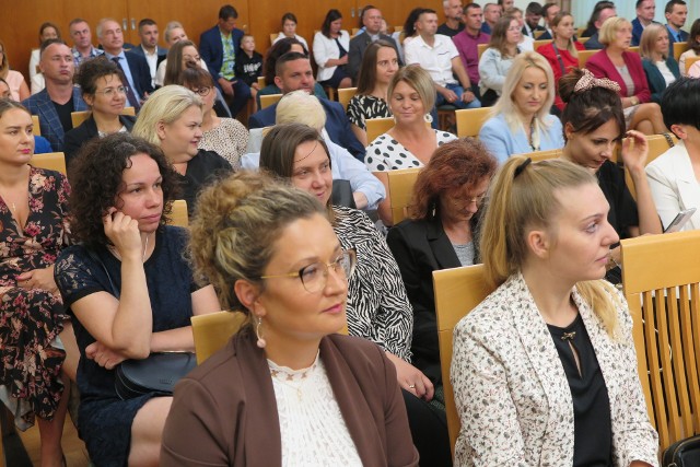 Akty mianowania na stopień nauczyciela dyplomowanego wręczono uroczyście w Opolskim Urzędzie Wojewódzkim