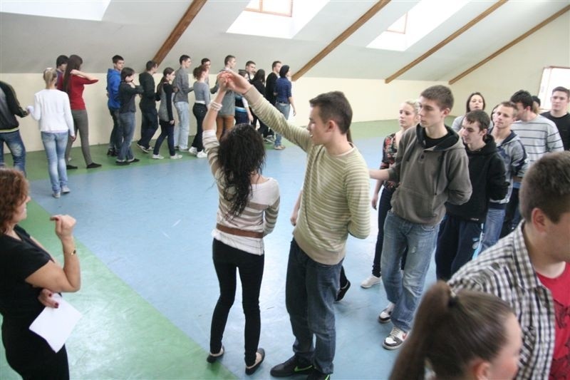 Uczniowie ZST ćwiczą poloneza