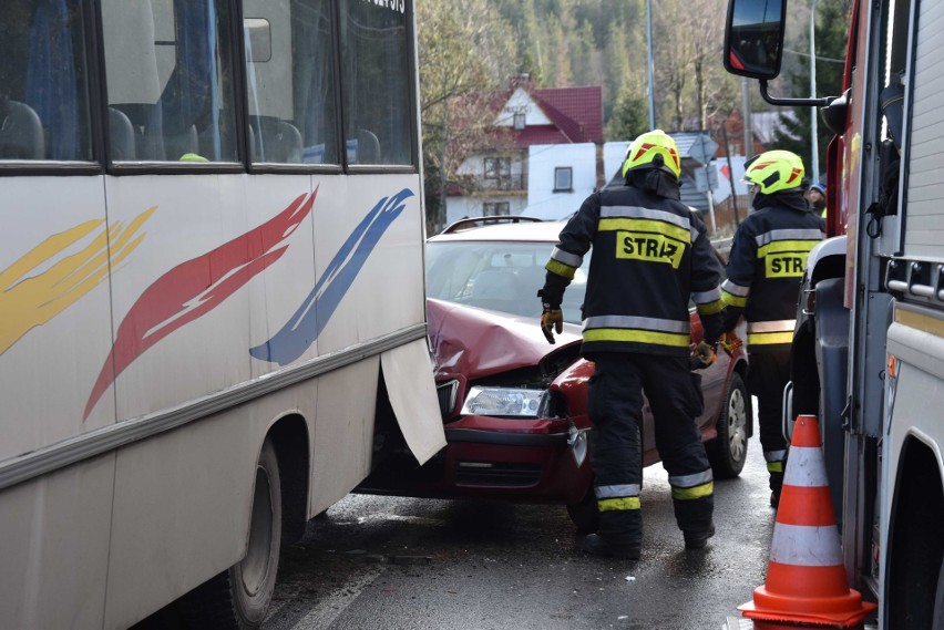 Zakopane: Poranny wypadek na oblodzonej drodze. Zderzyły się dwie osobówki i bus 