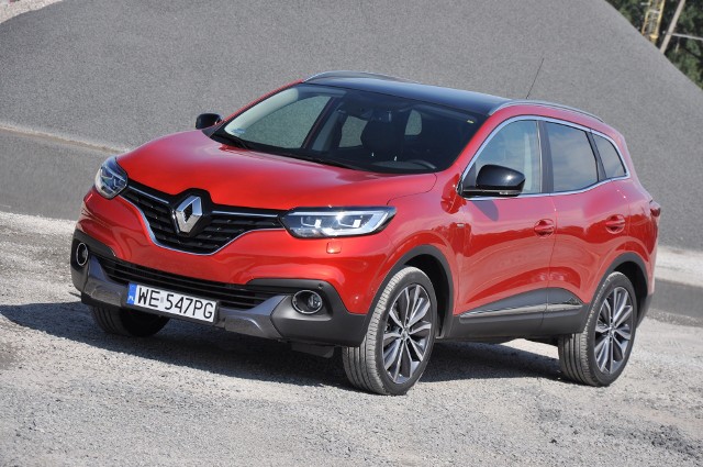 Renault Kadjar 1.6 TCe Bose - testGama modelu Kadjar, oferowanego od kwietnia 2015 roku, powiększyła się o najmocniejszą wersję benzynową. Znany z Qashqaia silnik trafił pod maskę crossovera Renault dając klientom kolejny powód, by zainteresowali się jego zakupem.fot. Marcin Lewandowski