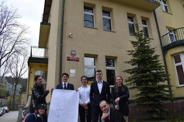 Antoni, Szczepan, Wojtek, Konrad, Antoni, Julia - zadowoleni maturzyści z Liceum Plastycznego w Zakopanem