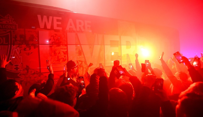 Liga Mistrzów. Gorąco już przed meczem Liverpool - Real Madryt. Kibice "The Reds" tłumnie przywitali piłkarzy Liverpoolu przed stadionem
