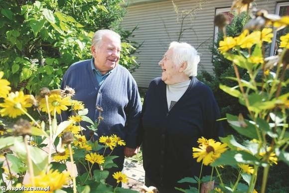 Anna Niemcunowicz i Andrzej Pietruczuk mają po 84 lata, a małżeństwem są od trzech tygodni. Znają się od 5 lat. Spędzają ze sobą każdą chwilę, m.in. na spacerach wokół domu, w którym mieszkają.