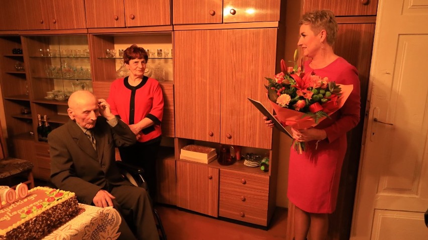 Najstarszy mieszkaniec gminy Leśniowice skończył 100 lat! Jubilat doczekał się 2 córek, 5 wnuków i 2 prawnuków