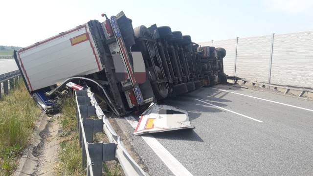 Na miejscu pracują służby. Utrudnienia mogą potrwać kilka godzin.