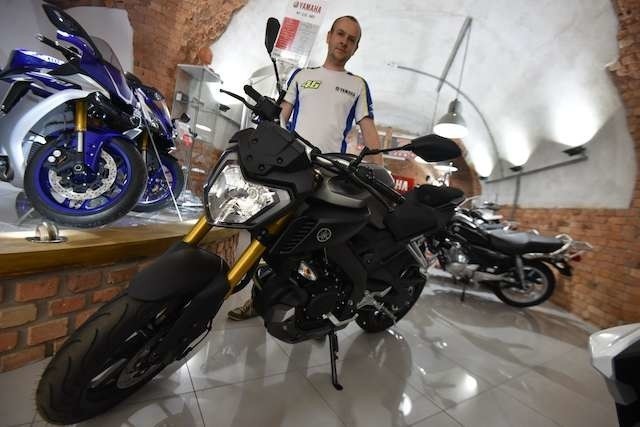 Łukasz Milczek z salonu Moto Seven przyznaje, że zainteresowanie pojazdami do 125 cm sześc. jest  większe