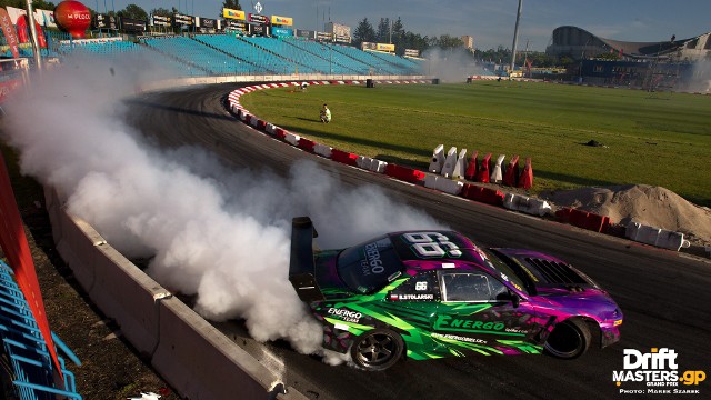 Ostra walka na stadionie w Płocku. Trzecia rundę Drift Masters Grand PrixDawid Karkosik wygrał widowiskową i trudną, trzecią rundę serii Drift Masters Grand Prix w Płocku. W finale stoczył ciężki bój z Pawłem Borkowskim z Qualitum Teamu. Trzecie miejsce zajął Piotr Więcek z Budmat Auto Drift Teamu.fot. Drift Masters GP