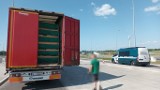 Kontrole podczas zakazów ruchu na podlaskich drogach. 13 kierowców ciężarówek ukaranych mandatami