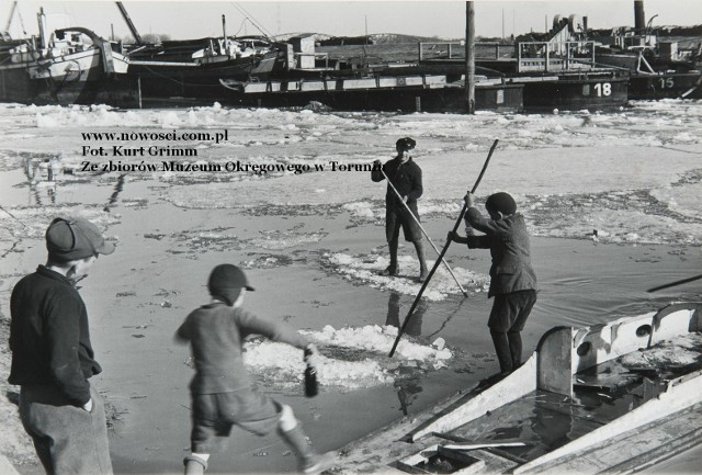 Dzieci pływające na krach. Zdjęcie zrobione podczas okupacji w Porcie Zimowym, podobnie jednak musiały wyglądać w 1904 roku zabawy na Kaszowniku.
