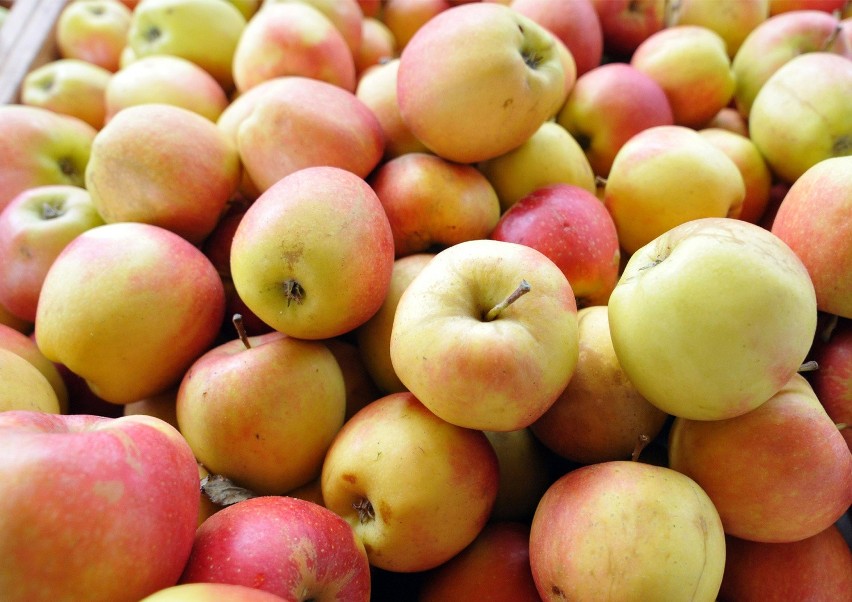 100g jabłek to około 45-60 kalorii