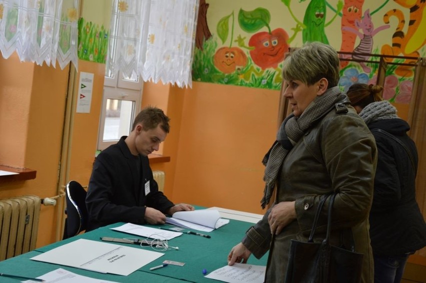 Wiesława Litkowska przyszła głosować w lokalu komisji...